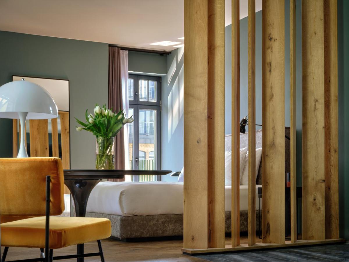 Sly Berlin Hotel Bagian luar foto A room at the hotel