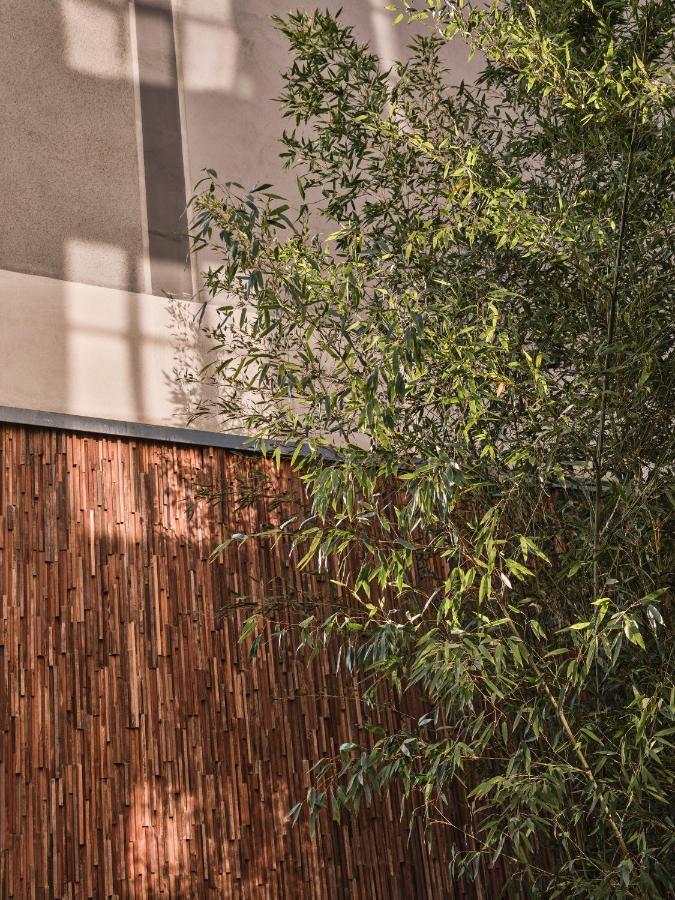 Sly Berlin Hotel Bagian luar foto Bamboo fence