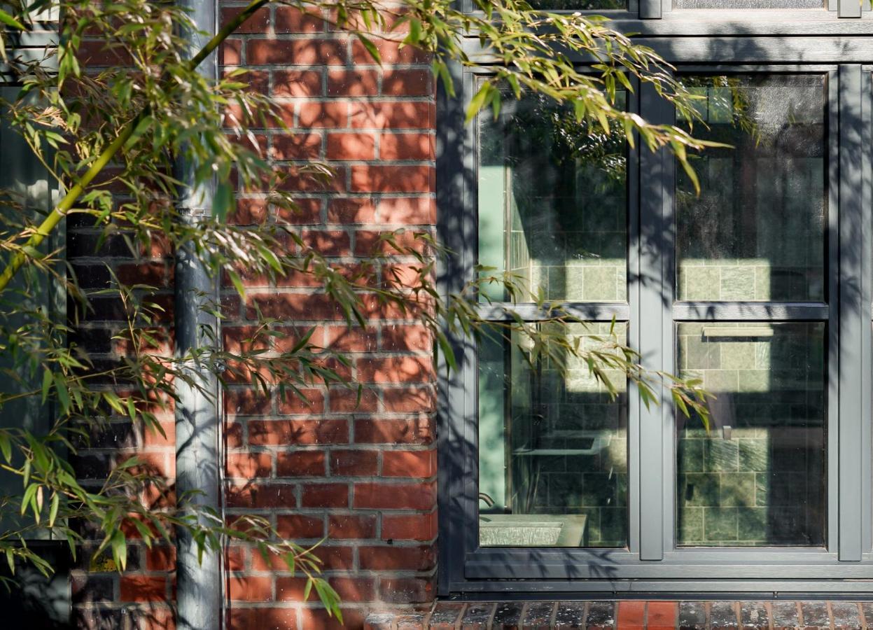 Sly Berlin Hotel Bagian luar foto A window in the house
