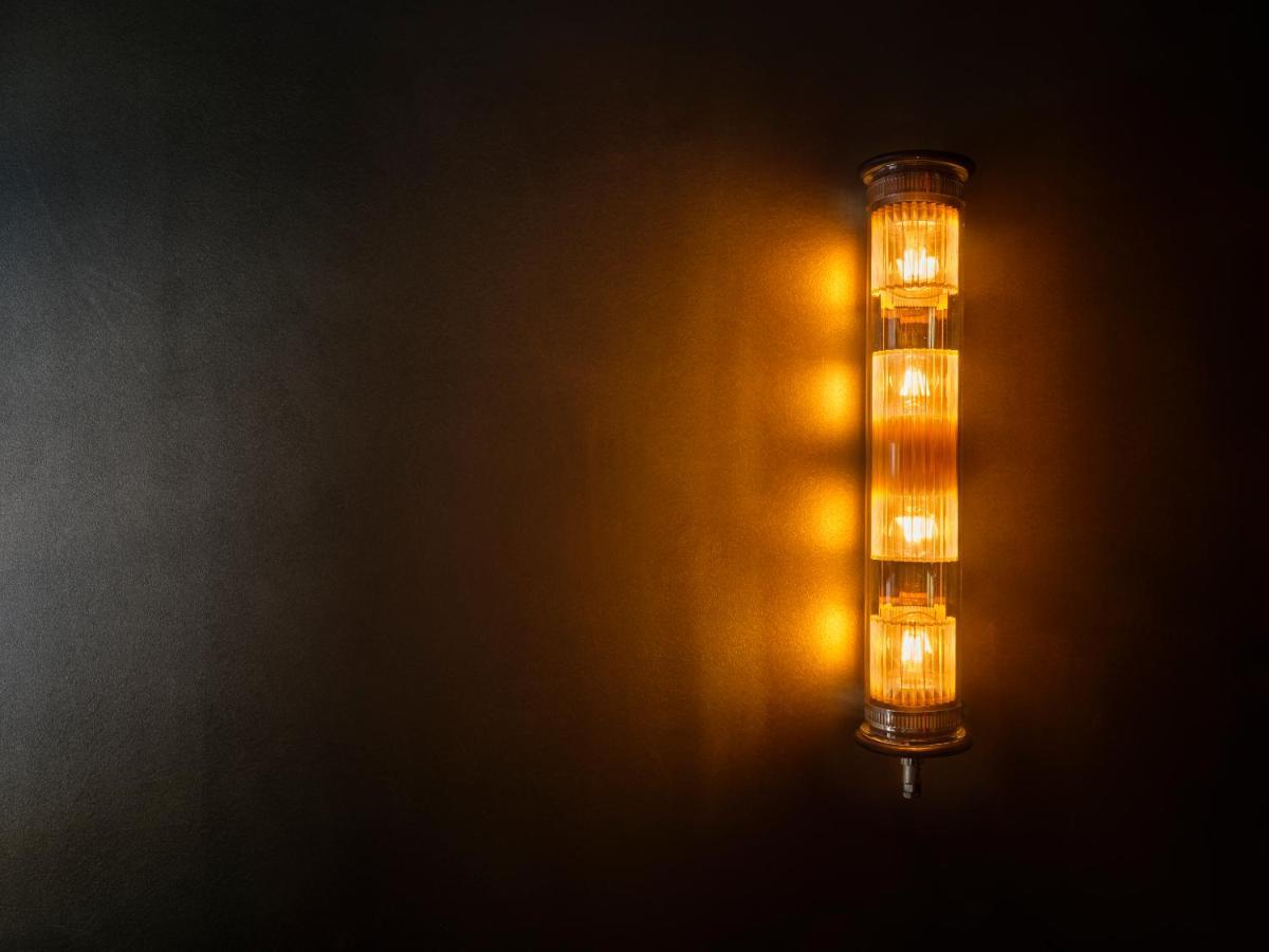 Sly Berlin Hotel Bagian luar foto A three-light warning light