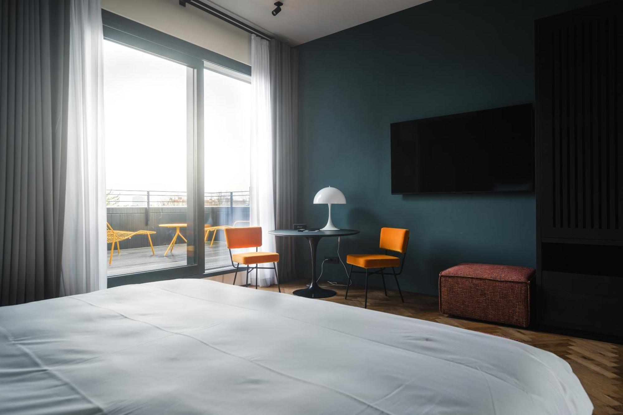 Sly Berlin Hotel Bagian luar foto A room at the hotel