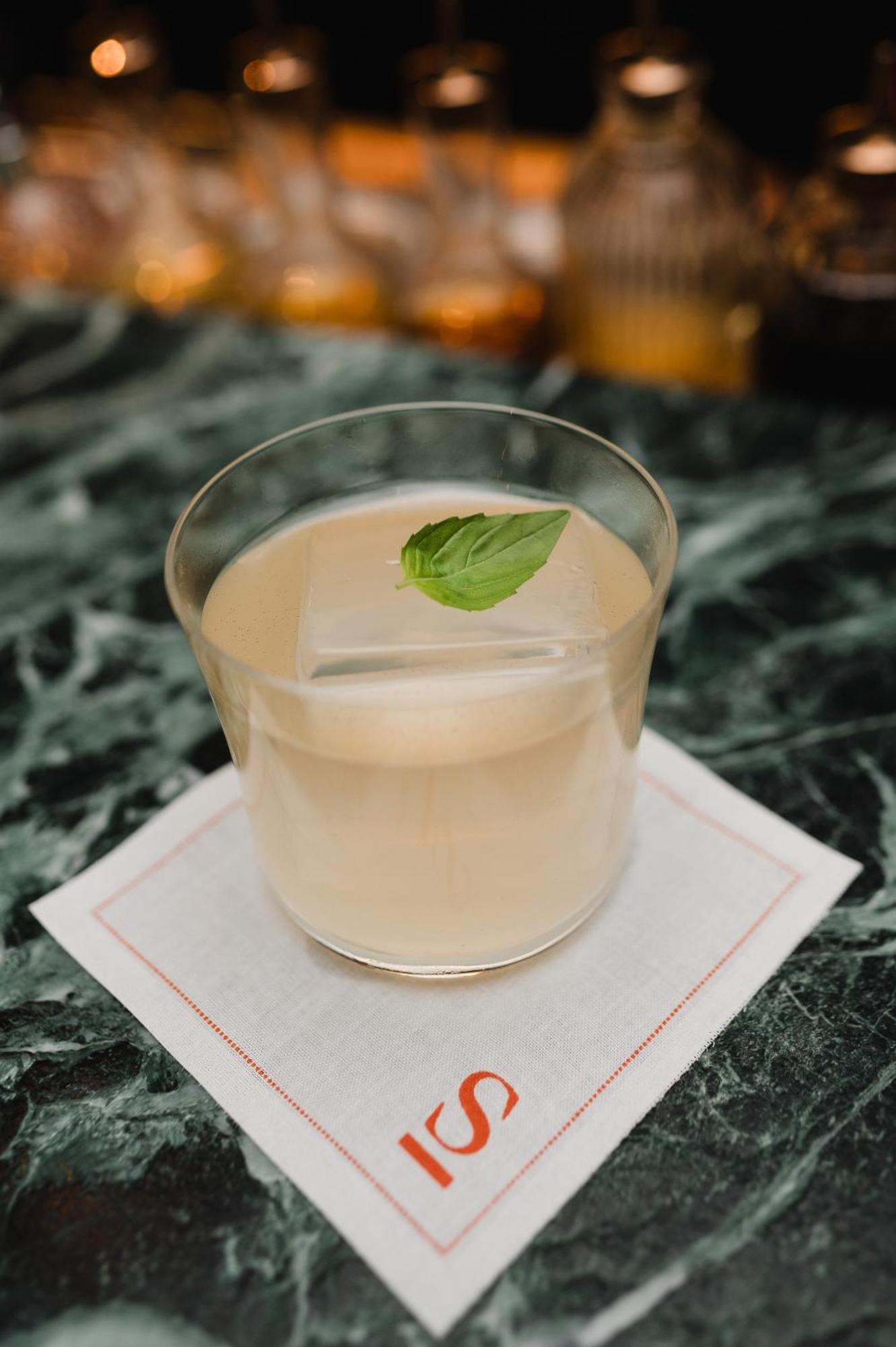 Sly Berlin Hotel Bagian luar foto A Clover Club cocktail