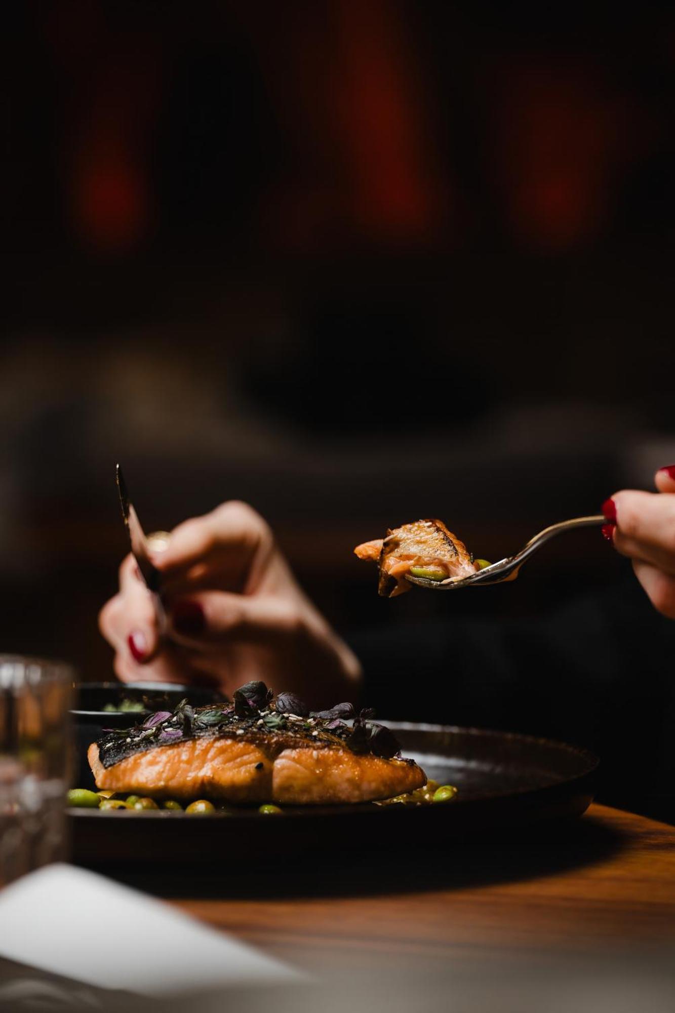 Sly Berlin Hotel Bagian luar foto A woman eating with a knife and fork