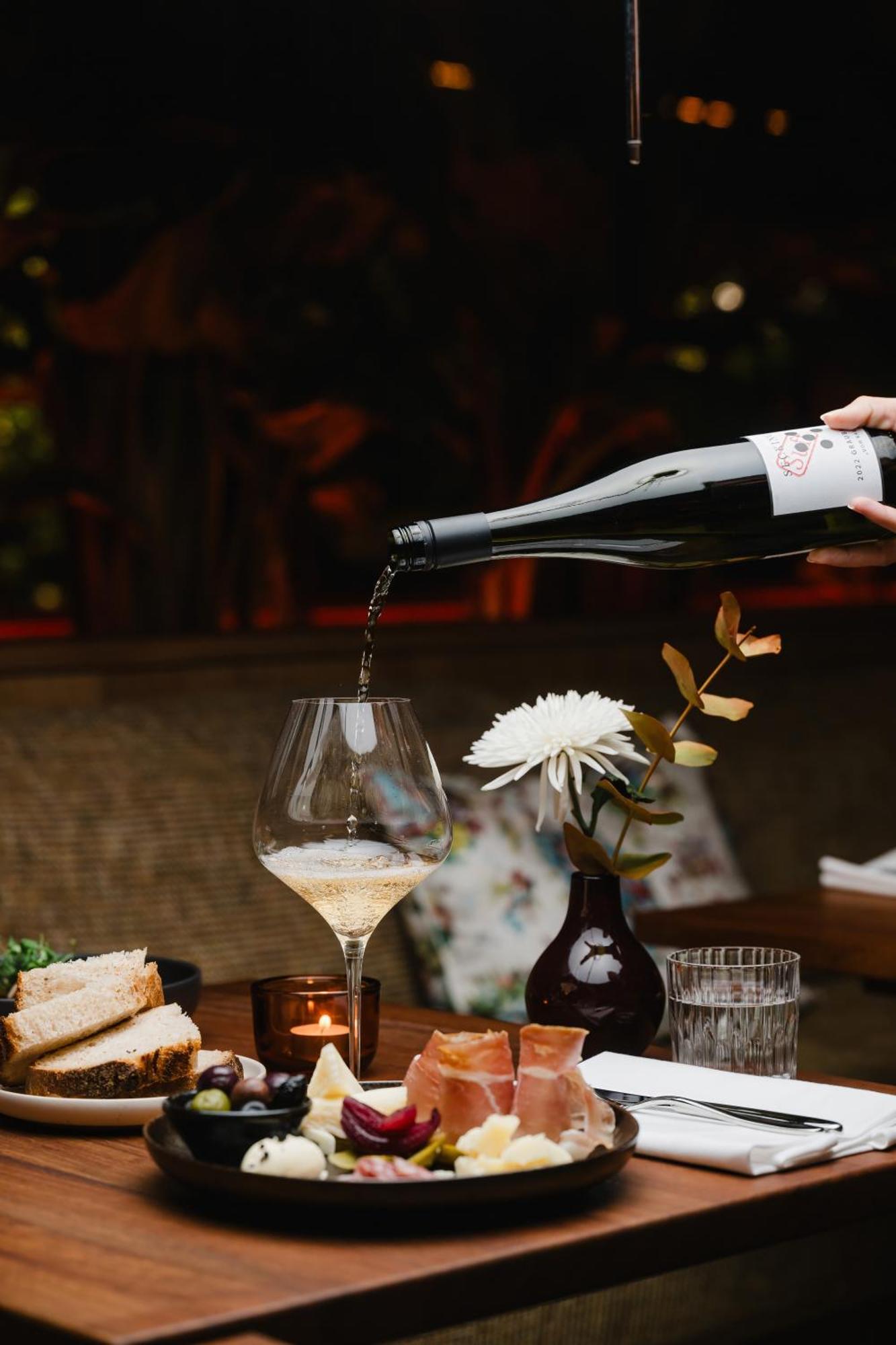 Sly Berlin Hotel Bagian luar foto A glass of sparkling wine