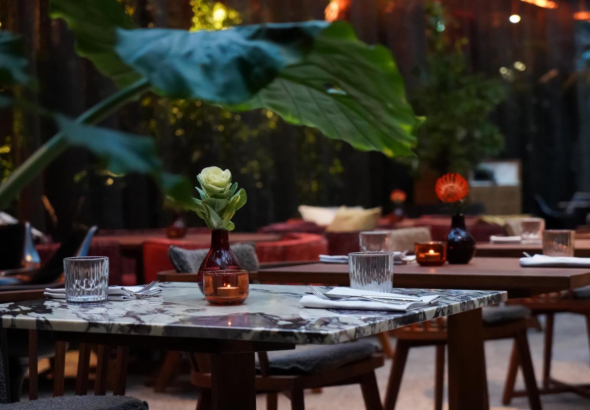 Sly Berlin Hotel Bagian luar foto The patio at the restaurant