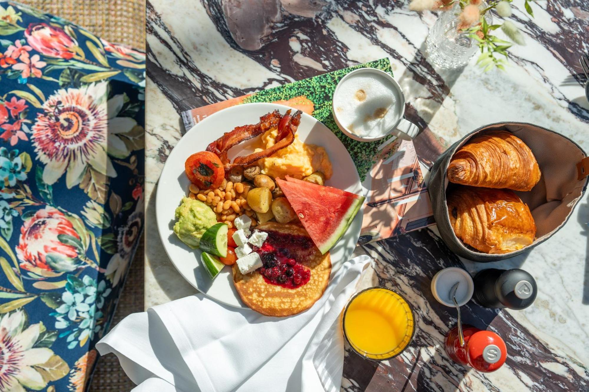 Sly Berlin Hotel Bagian luar foto Breakfast at the Cape of Good Hope