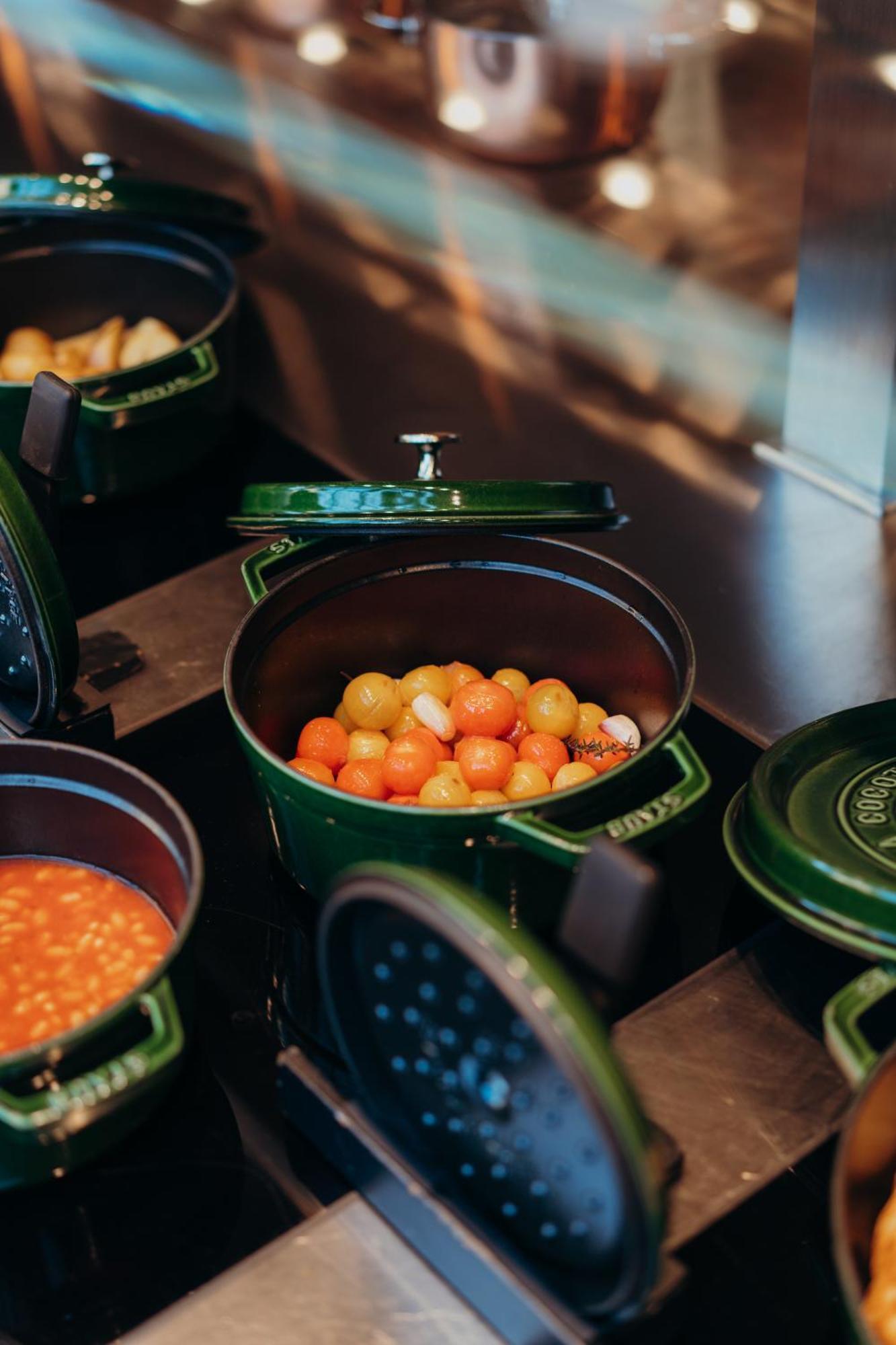 Sly Berlin Hotel Bagian luar foto A Le Creuset cast iron pot