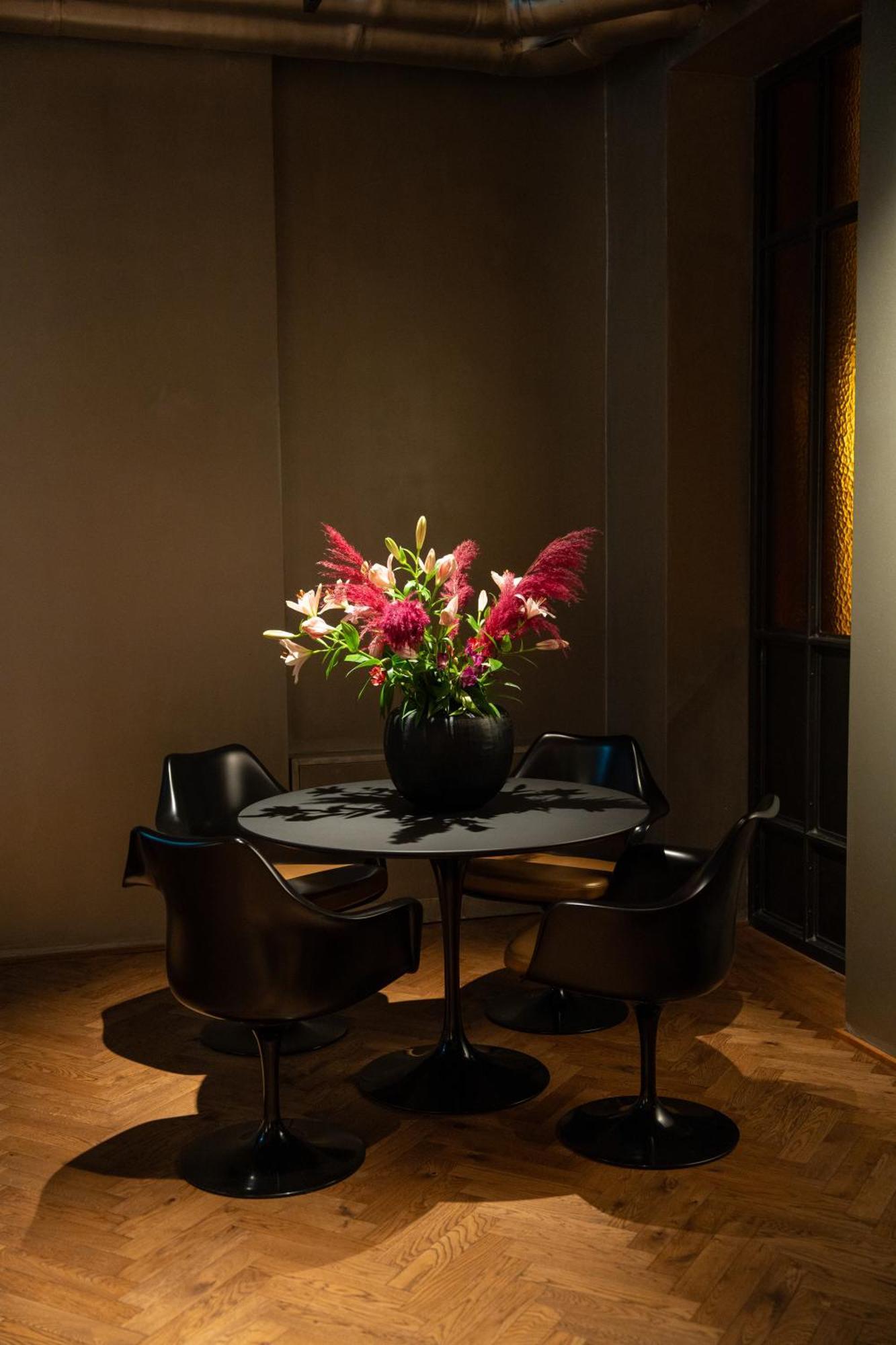 Sly Berlin Hotel Bagian luar foto A table with a flower arrangement