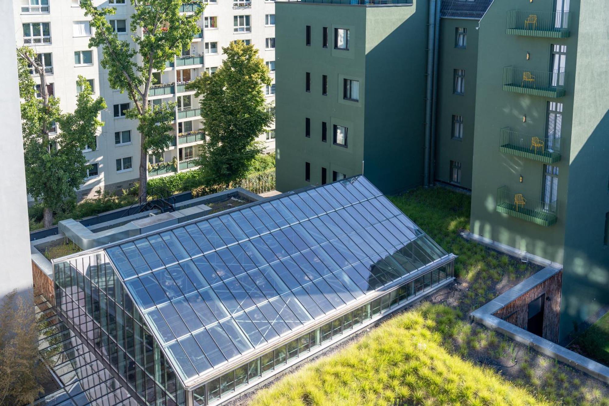 Sly Berlin Hotel Bagian luar foto Solar collectors on a green roof