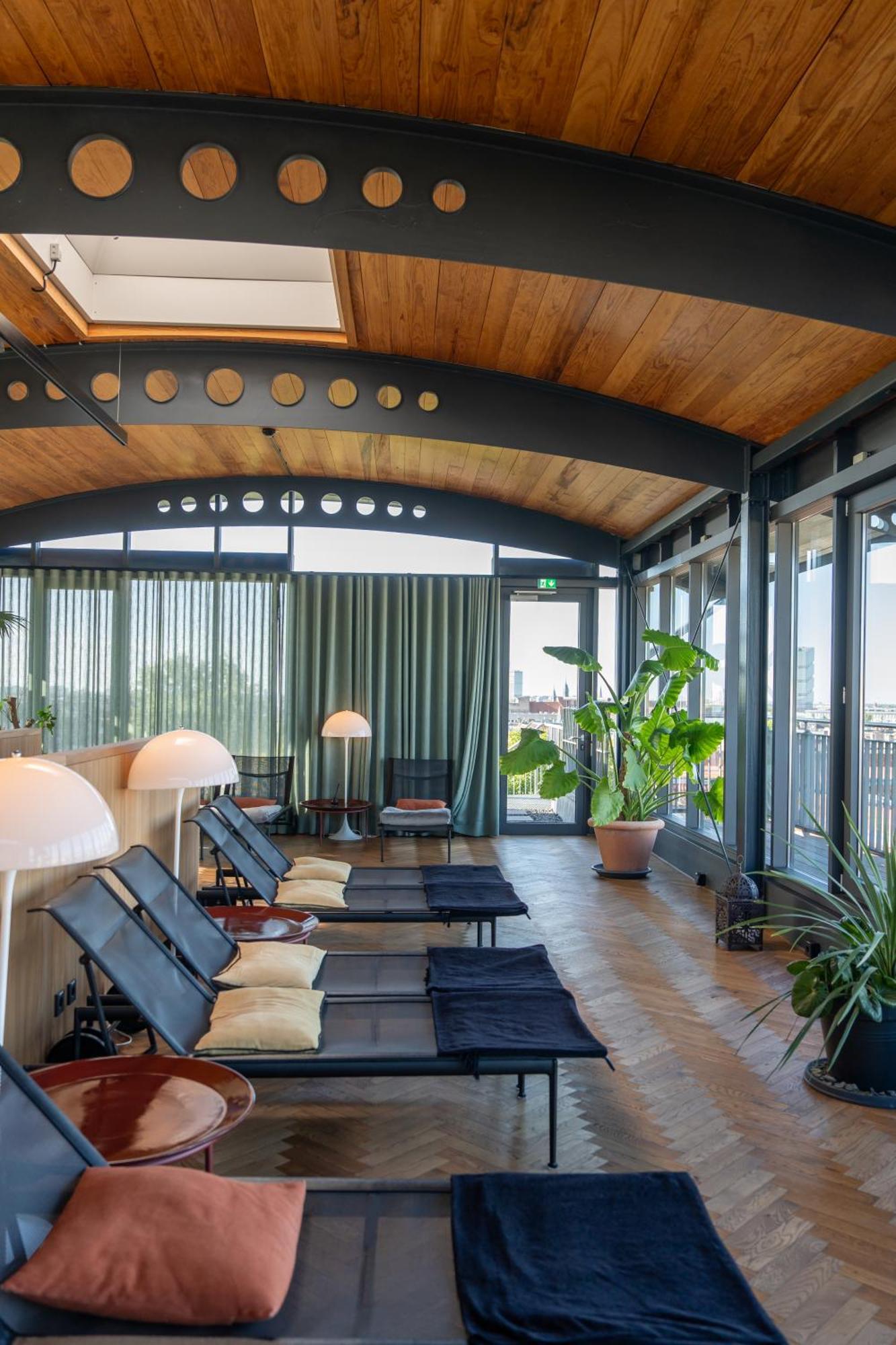 Sly Berlin Hotel Bagian luar foto The Sky Bar