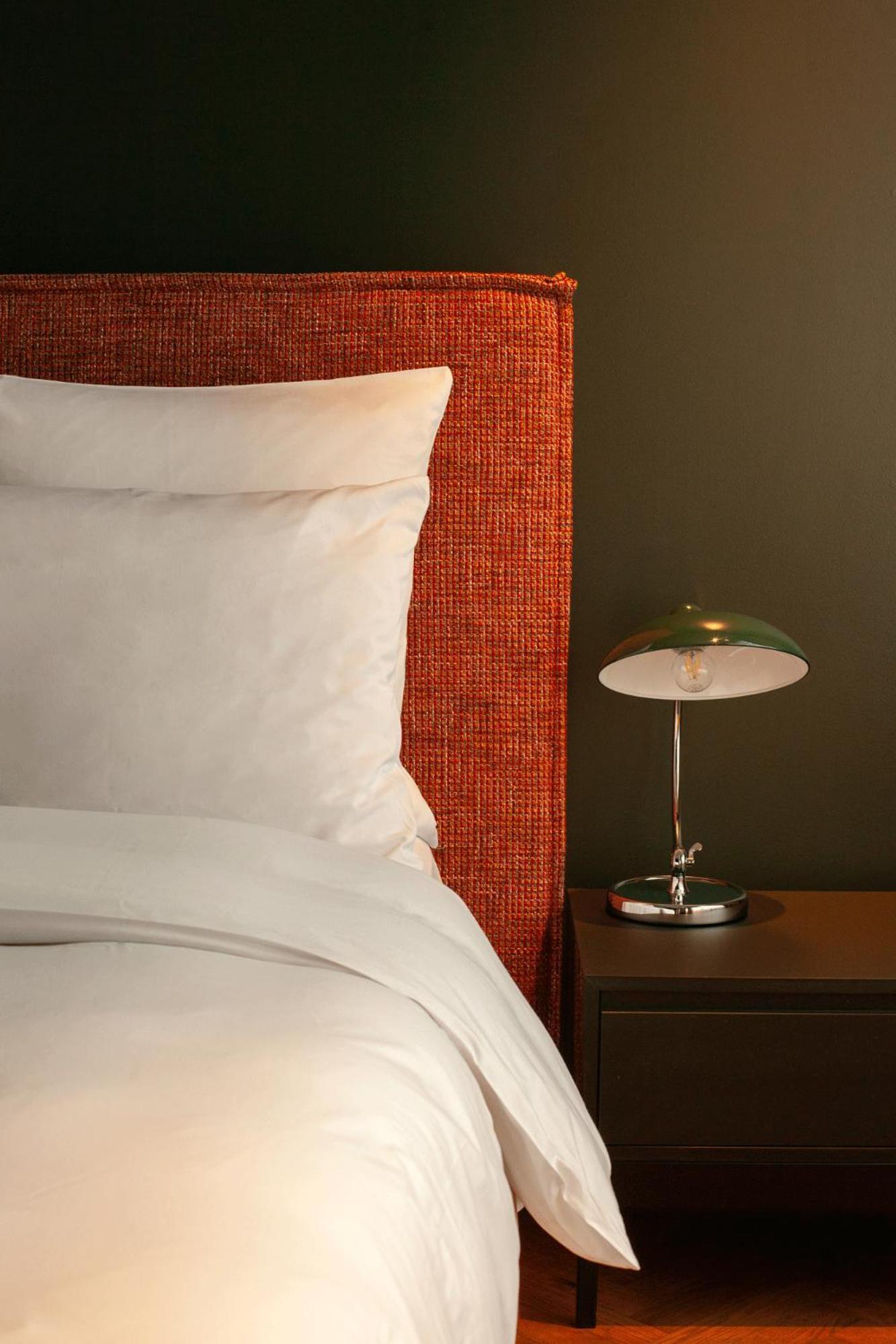 Sly Berlin Hotel Bagian luar foto A table lamp