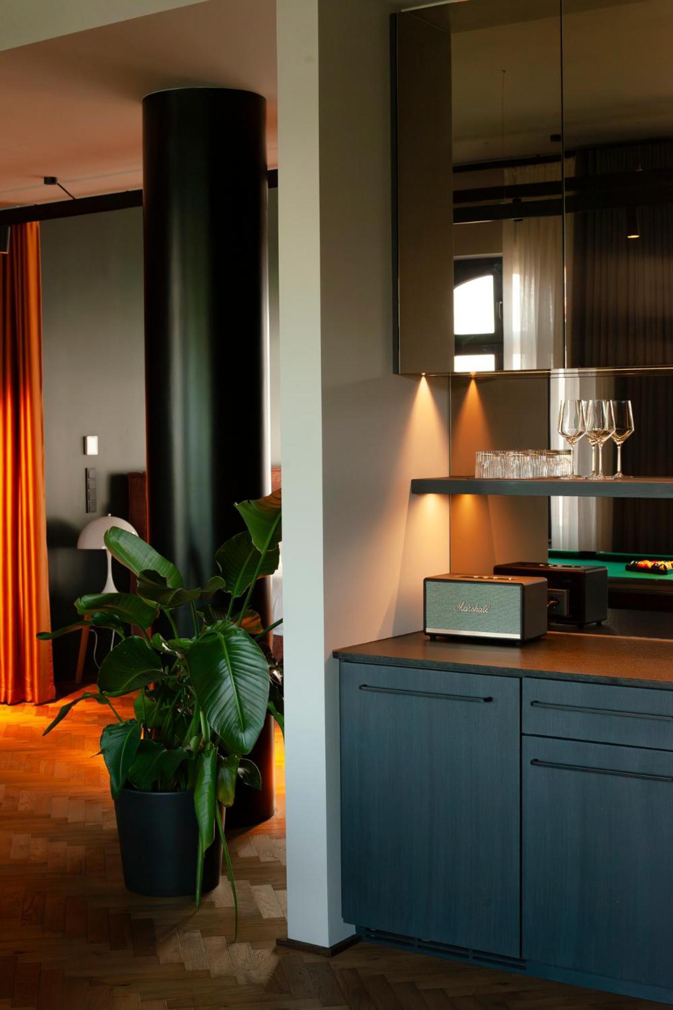 Sly Berlin Hotel Bagian luar foto The Bowers & Wilkins Zeppelin wireless speaker