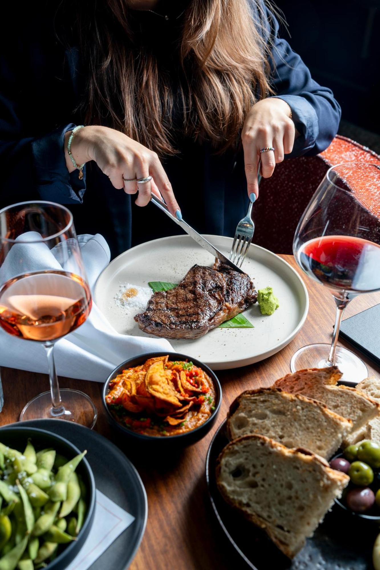 Sly Berlin Hotel Bagian luar foto A steak at the restaurant