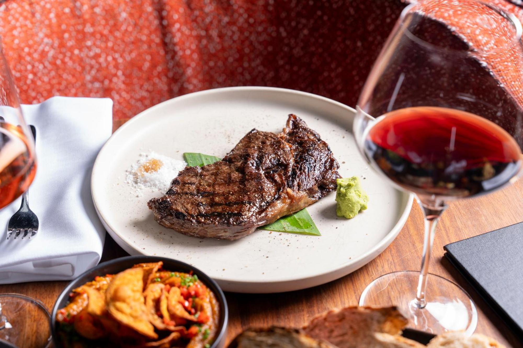 Sly Berlin Hotel Bagian luar foto A steak and wine dinner